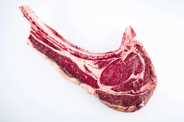 Raw Tomahawk Steak Nevykostěného Hovězího Masa Oddělený Bílém Připravený Grilování — Stock fotografie