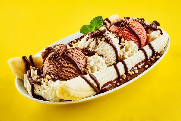Banano Tropical Partido Con Llovizna Chocolate Sobre Tres Cucharadas Chocolate — Foto de Stock