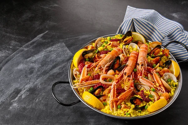 Közelkép Színes Spanyol Tenger Gyümölcsei Paella Rice Tish Friss Langostino — Stock Fotó