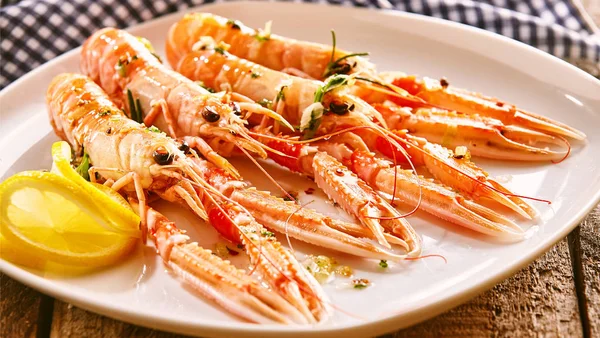 Dörtlü Langoustine Pişirilmiş Kabukluların Yüksek Açı Durgun Hayatı Modern Beyaz — Stok fotoğraf