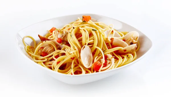 Închideți Mâncarea Gustoasă Paella Paste Scoici Placă Albă Servită Masă — Fotografie, imagine de stoc