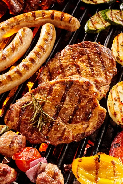 Nahaufnahme Von Verschiedenen Gewürzten Steaks Vom Grill Rindfleischwürstchen Hähnchenpastete Und — Stockfoto