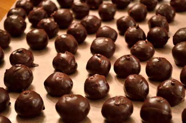 手で浸したチョコレート マーサ ワシントン キャンディー チョコレート ボンボンとも呼ばれる がワックス ペーパーの上に並べられ 乾燥させた — ストック写真