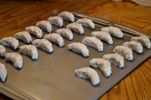 Pasta Biscotti Cruda Teglia Pronta Andare Forno Biscotti Mezzaluna Forma — Foto Stock