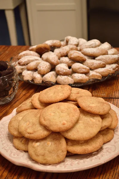 Snickerdoodle Kekse Und Halbmondkekse Auf Tellern Stellen Sie Unsere Für — Stockfoto