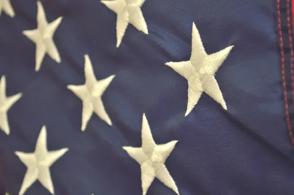 温暖爱国节日背景下的美国国旗 自由和民主的象征 群星相对于美利坚合众国国旗的蓝色而构成的斗篷 — 图库照片