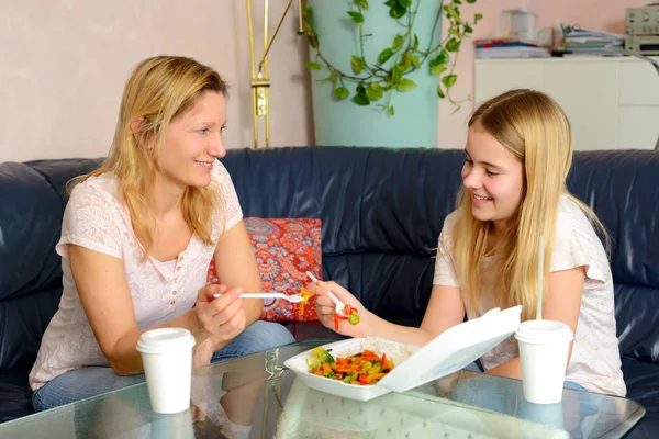 Mãe Filha Comendo Juntos Fast Food — Fotografia de Stock