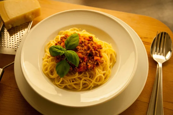 Top Shot Van Spaghetti Bolognese Met Basilicum Een Witte Schotel — Stockfoto