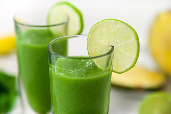 Smoothie Verde Con Frutas Fondo —  Fotos de Stock