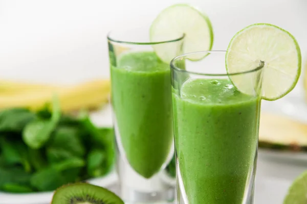 Grüner Smoothie Mit Früchten Hintergrund — Stockfoto