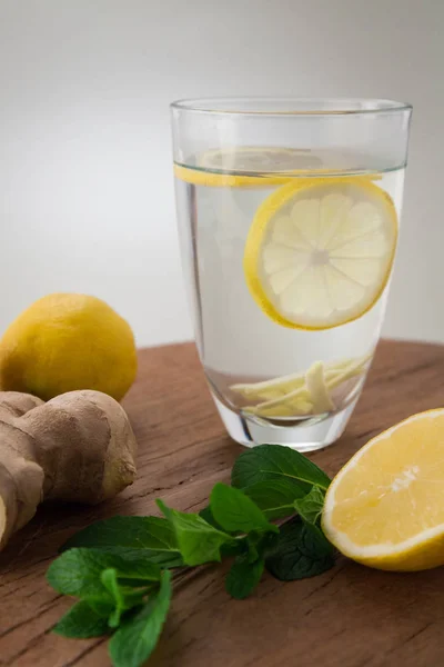 Lemon Ginger Tea Bandeja Madeira Com Fundo Branco — Fotografia de Stock