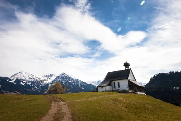 Chrześcijańska Kaplica Zaśnieżonymi Górami Tle — Zdjęcie stockowe