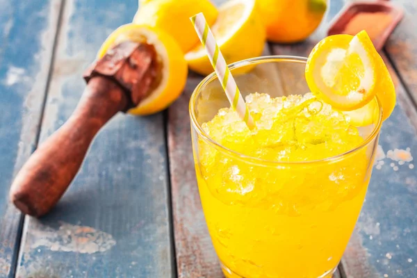 Delicioso Copo Cheio Gelo Picado Saturado Com Sabor Amarelo Limão — Fotografia de Stock