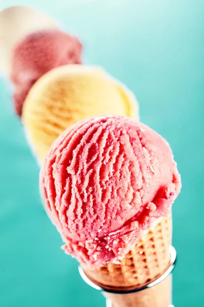 줄지어 늘어선 딸기와 바닐라 아이스크림 대각선줄에 선택적 — 스톡 사진
