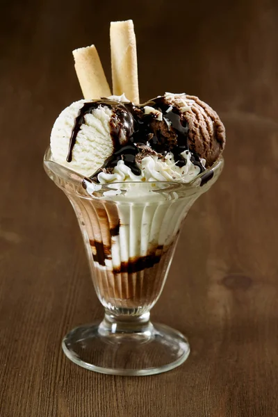 Deliciosa Baunilha Sorvete Chocolate Sundae Com Molho Chocolate Biscoitos Wafer — Fotografia de Stock