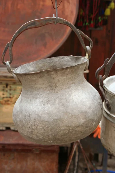 Una Olla Antigua Colgando Exhibición Una Tienda Recuerdos — Foto de Stock