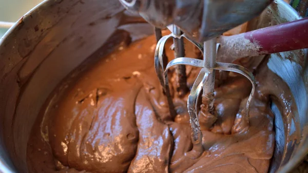 Nahaufnahme Der Schokoladenkuchenmischung Einer Schüssel Aus Rostfreiem Edelstahl Mit Rührgeräten — Stockfoto