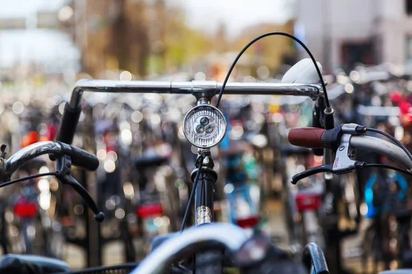 Τιμόνι Ποδηλάτου Που Στέκεται Μεταξύ Άλλων Χώρο Στάθμευσης Ποδηλάτων — Φωτογραφία Αρχείου