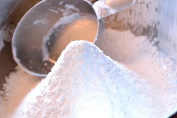 Zbliżenie Zdjęcie Kopca Świeżo Przesiewanego Cukru Cukierniczego Misce Stali Nierdzewnej — Zdjęcie stockowe