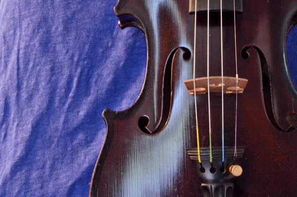 Closeup Violino Contra Fundo Linho Azul Violino Uma Antiguidade Início — Fotografia de Stock