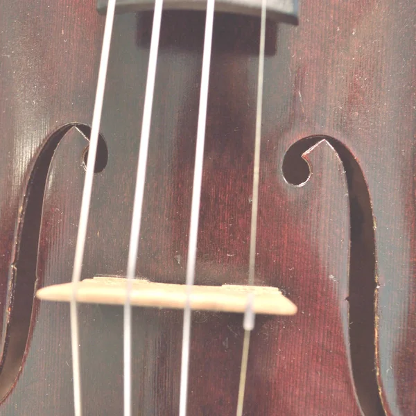 小提琴桥和F孔的闭锁 因文字叠置而褪色 小提琴是19世纪初在黑暗的污迹中形成的古董 正方形构成 — 图库照片