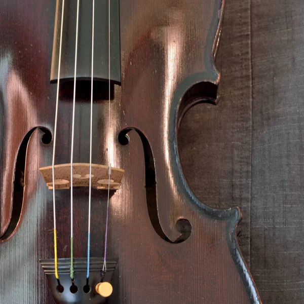 Violino Velho Contra Tecido Costurado Cinza Violino Uma Antiguidade Início — Fotografia de Stock