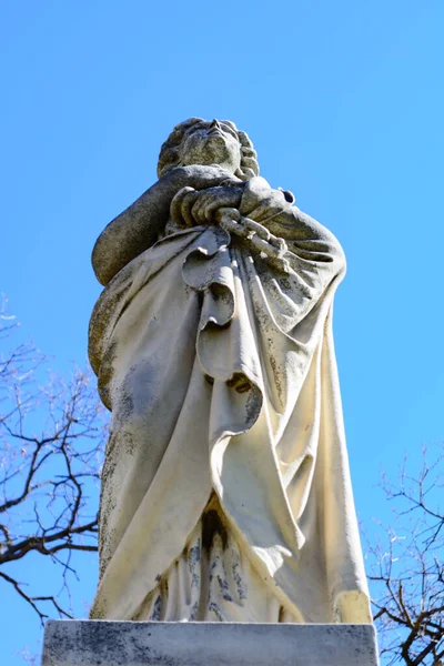 Преследующая Статуя Леди Ангела Белом Халате Стоящая Будто Охраняя Наблюдая — стоковое фото