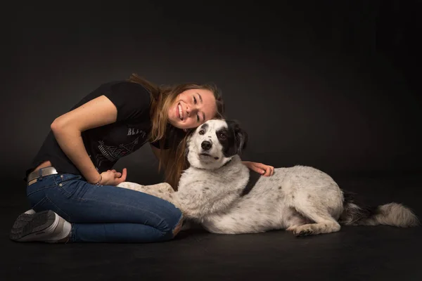Jovem Menina Abraça Com Seu Cão Chão — Fotografia de Stock
