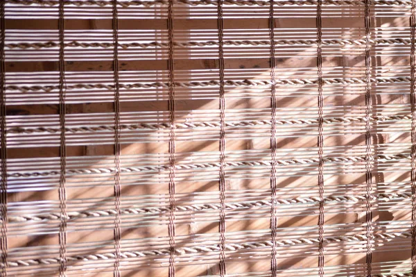 Μπαμπού Αποχρώσεις Που Καλύπτουν Παράθυρο Φως Του Ήλιου Λάμπει Πάνω — Φωτογραφία Αρχείου
