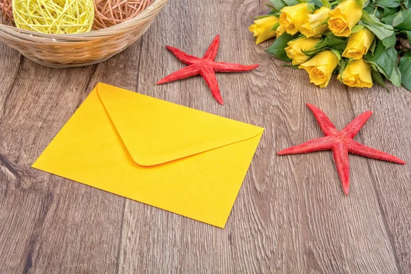 Obálka Červené Starfishes Růže Dřevěné Pozadí — Stock fotografie