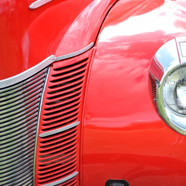 Gros Plan Grille Phare Une Voiture Rouge Antique Qui Est — Photo