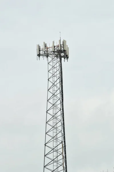 Torre Telefone Celular Contra Céu Nublado Foto Útil Telecomunicações Uma — Fotografia de Stock