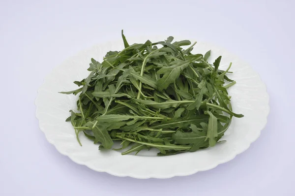 Rucola Auf Weißem Teller Gesunder Salat Auf Weißem Hintergrund — Stockfoto