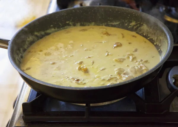 Curry Chicken Pan Close Horizontal Image — Stock Photo, Image