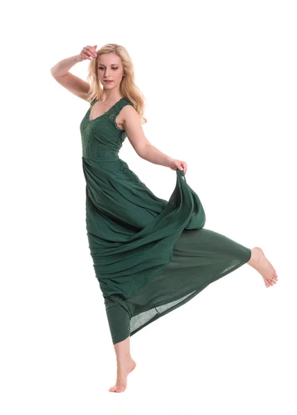 Schöne Blonde Frau Langen Grünen Abendkleid Steht Auf Zehenspitzen — Stockfoto