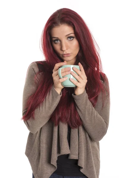 Ruiva Linda Mulher Está Segurando Uma Caneca Café — Fotografia de Stock