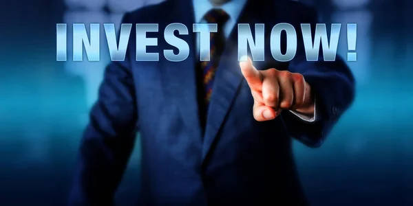 Asesor Financiero Masculino Tocando Inversión Ahora Una Pantalla Virtual Metáfora —  Fotos de Stock