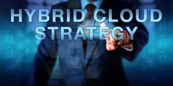 Atılgan Kullanıcısı Sanal Ekranda Hybrid Cloud Strategy Dokunuyor Bilgisayar Kaynakları — Stok fotoğraf