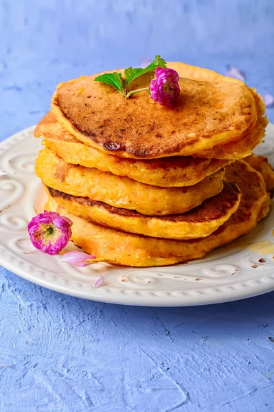 Fritter Panquecas Com Pratos Leves Copo Suco — Fotografia de Stock