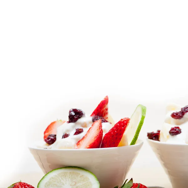 Obst Und Joghurt Salat Gesundes Frühstück Über Weißem Holztisch — Stockfoto