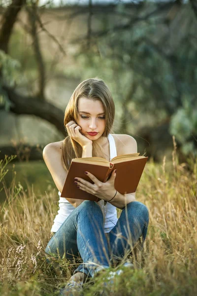 Mooi Meisje Natuur Het Lezen Van Een Boek — Stockfoto