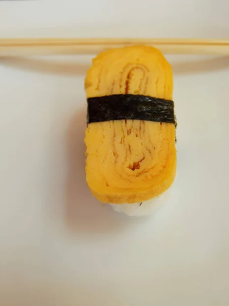 Sushi Con Tortilla Japonesa Parte Superior Palillos Fondo — Foto de Stock