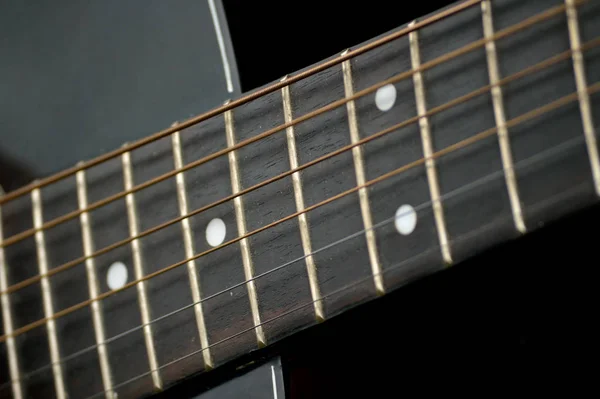 首や額の黒いギターのクローズアップ — ストック写真