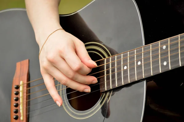 Mujer Joven Tocando Una Guitarra Acústica Negra Exterior — Foto de Stock