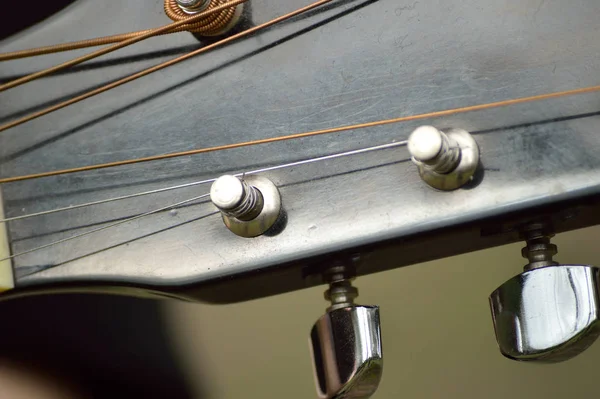 Primer Plano Los Mecanismos Afinación Una Guitarra Acústica Cuerda Acero —  Fotos de Stock