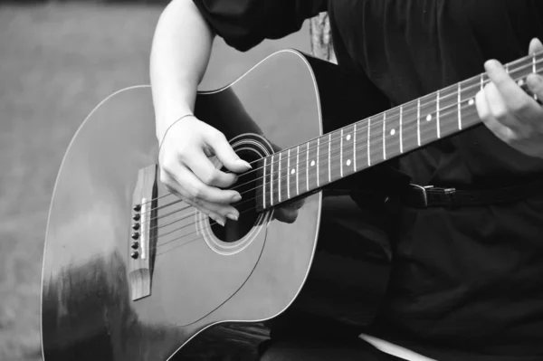 Jonge Vrouw Spelen Een Zwart Akoestisch Gitaar Buiten Instelling — Stockfoto