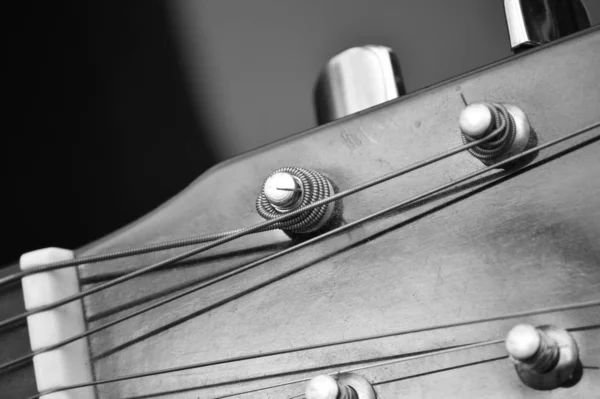 Close Van Stemmechanieken Van Een Akoestische Staalsnarige Gitaar — Stockfoto