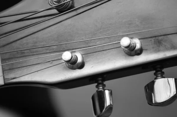 Närbild Stämningsmekanismerna För Akustisk Stålsträngad Gitarr — Stockfoto