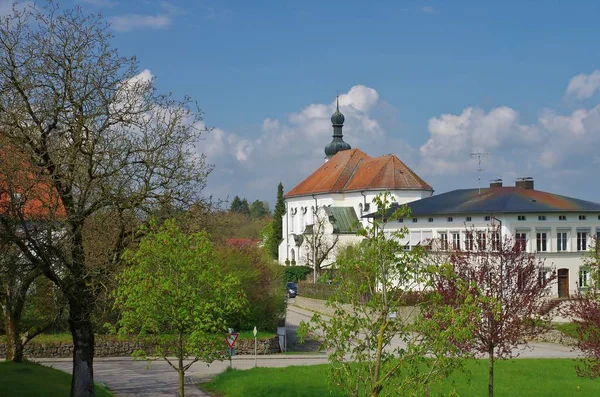 Blick Auf Kirche Und Schule Von Breitbrunn Chiemgau Oberbayern — Stockfoto