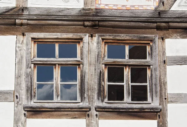 Duas Janelas Uma Velha Casa Meia Madeira — Fotografia de Stock